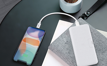 真香单品之充电宝，AG庄闲集团无线充电宝，无线快充，双支架设计！